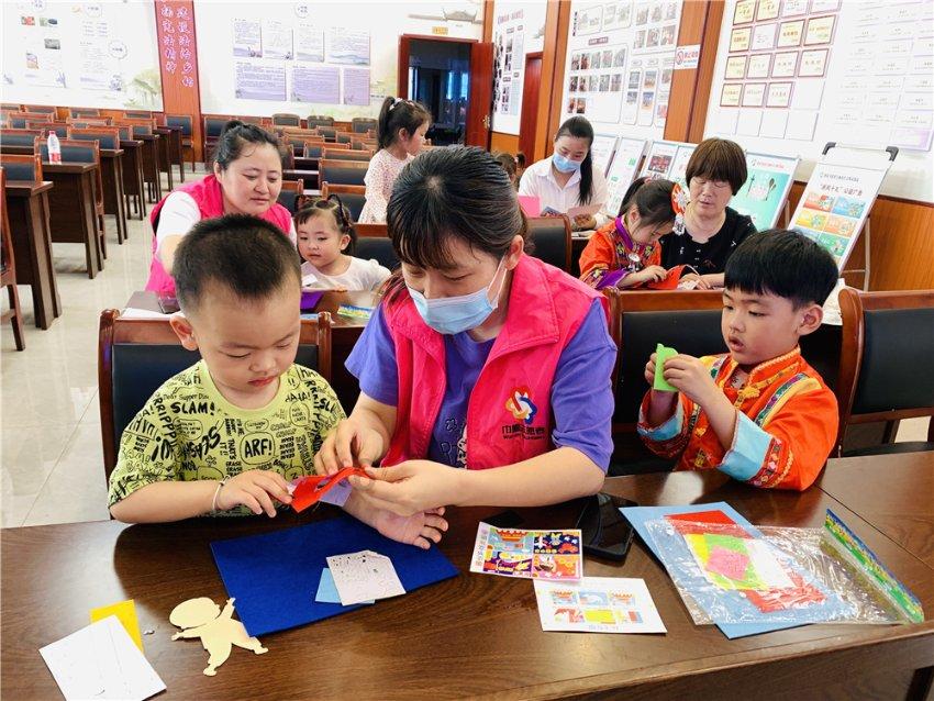 三大消息:马科斯看书了?特朗普卷土重来;外交部的回应亮了